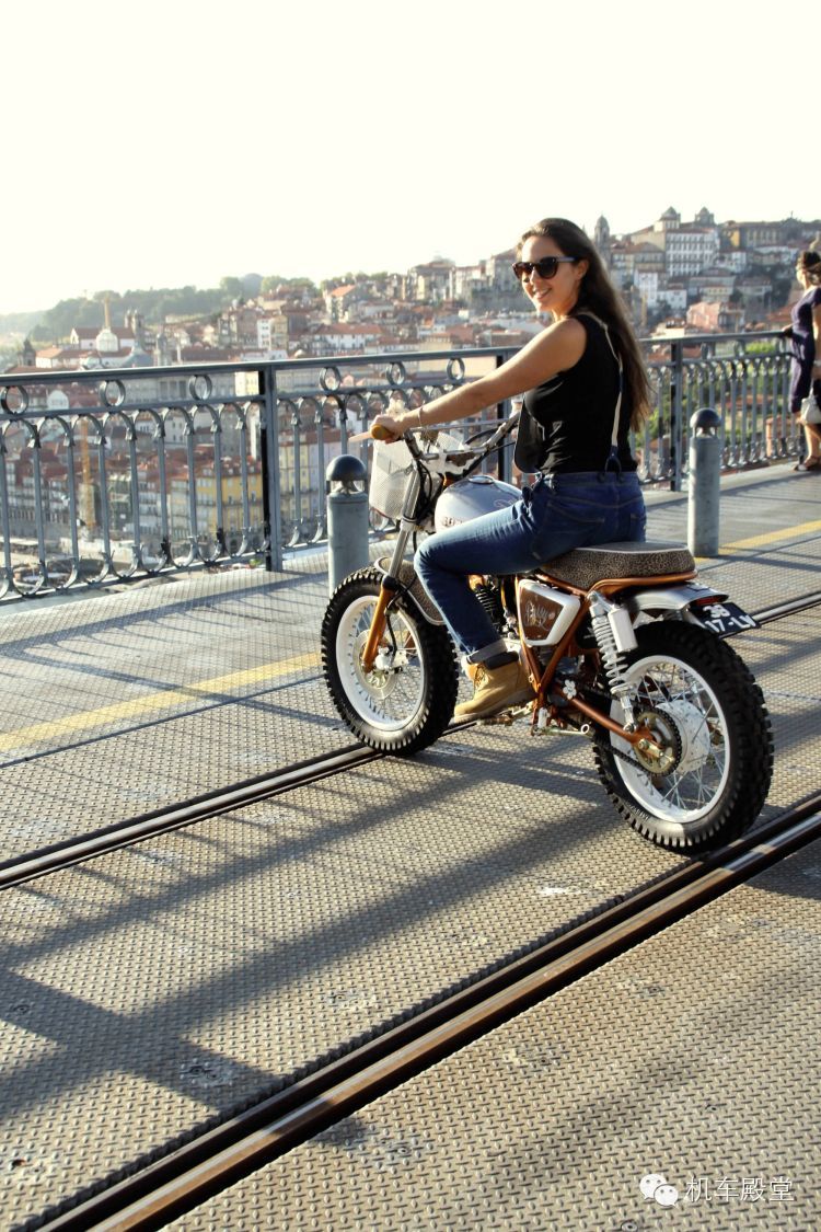 AG亚娱集团_朝拜途中老太不慎摔下陡壁 九华山消防紧急救出