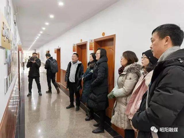 水富市委宣传部、市融媒体中心到昭阳区融媒体中心考察交流融媒体中心建设事情【ag亚娱官网】(图6)
水富市委宣传部、市融媒体中心到昭阳区融媒体中心考察交流融媒体中心建设事情【ag亚娱官网】(图6)