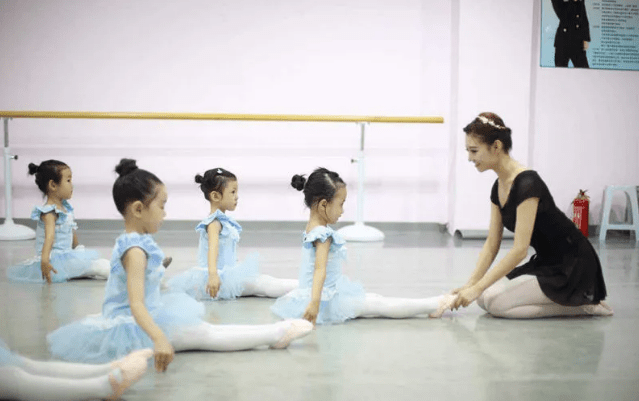 【AG亚娱集团】
孩子学习舞蹈有什么利益？未来都有哪些就业偏向？(图2)