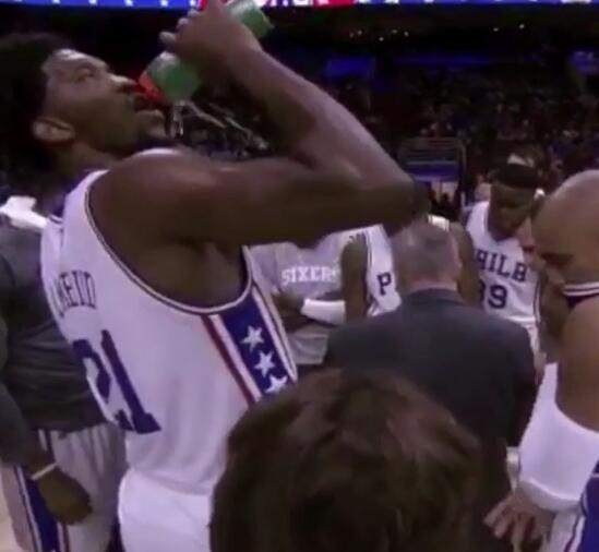 AG亚娱集团官方_深夜小轿车和货车相撞 连云港消防紧急救援